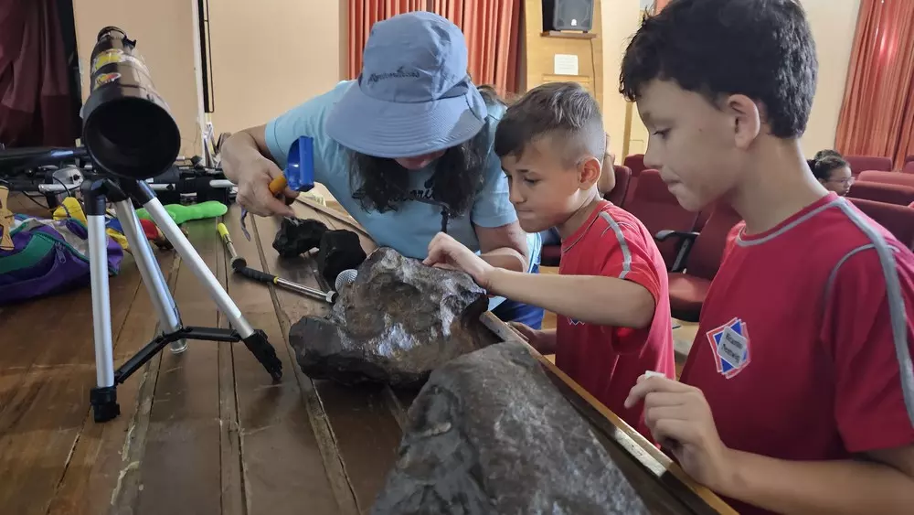 Alunos de Rio Negro têm aula de astronomia com as Meteoríticas e Mulheres de Estrelas